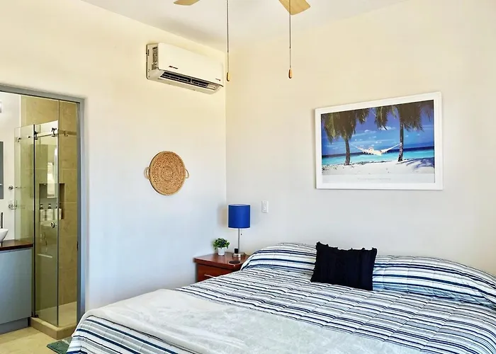 Walk To Beach, King Bed 2b2 Newly Furnished Apartment