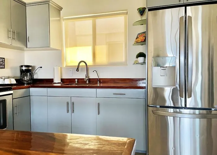 Walk To Beach, King Bed 2b2 Newly Furnished Apartment *