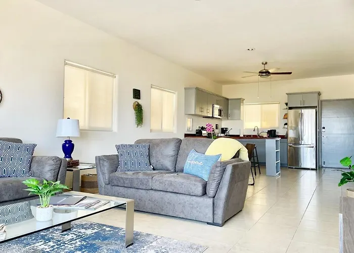 Walk To Beach, King Bed 2b2 Newly Furnished Apartment