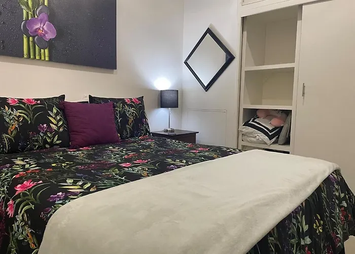 Walk To Beach, King Bed 2b2 Newly Furnished Apartment
